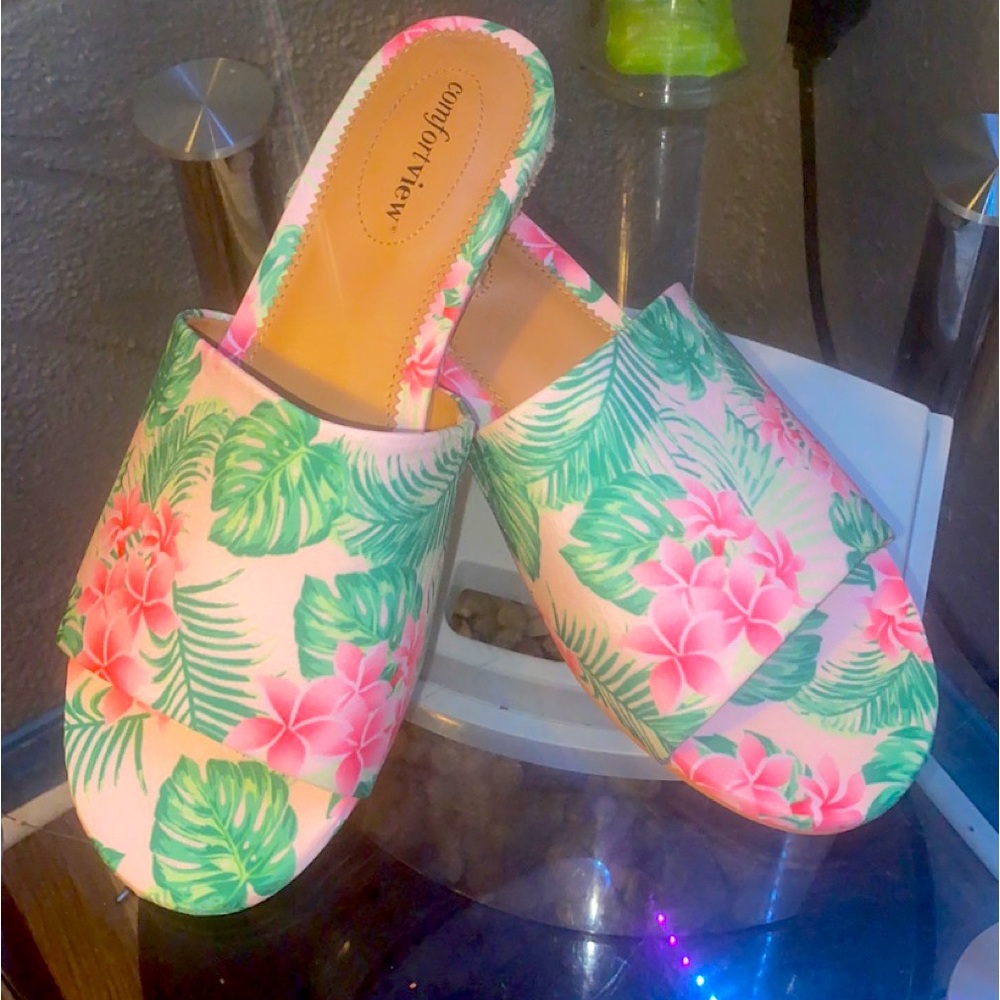 size 10 wide floral slide ons